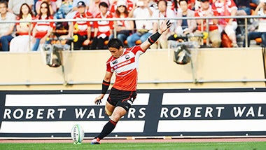 rugby-player-kicking-ball