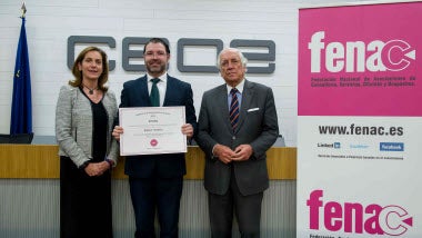 Robert Walters staff hold up Fenac award